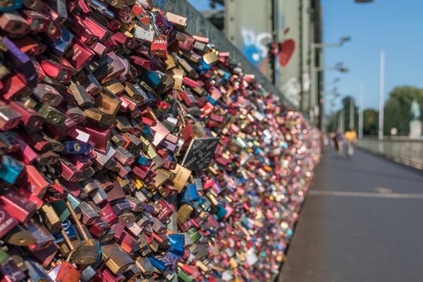 Liebe in Stahl: Die Hohenzollernbrücke und das Phänomen der Liebesschlösser