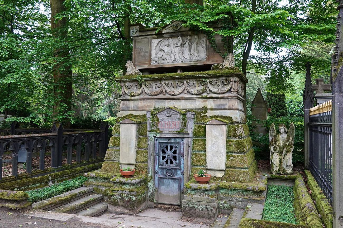 Melaten-Friedhof: Wo Kölns Promis ruhen und der Fuchs Gute Nacht sagt