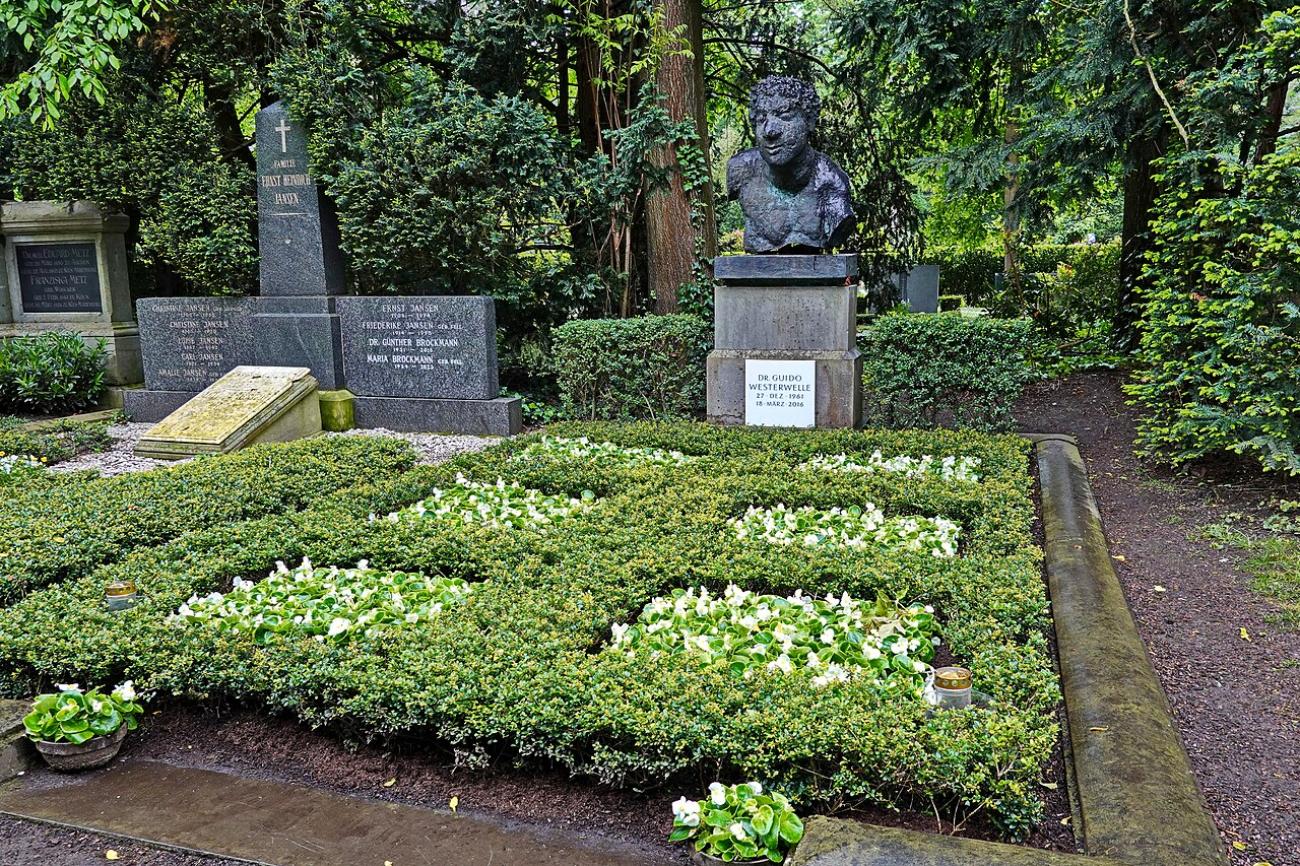 Melaten-Friedhof: Wo Kölns Promis ruhen und der Fuchs Gute Nacht sagt