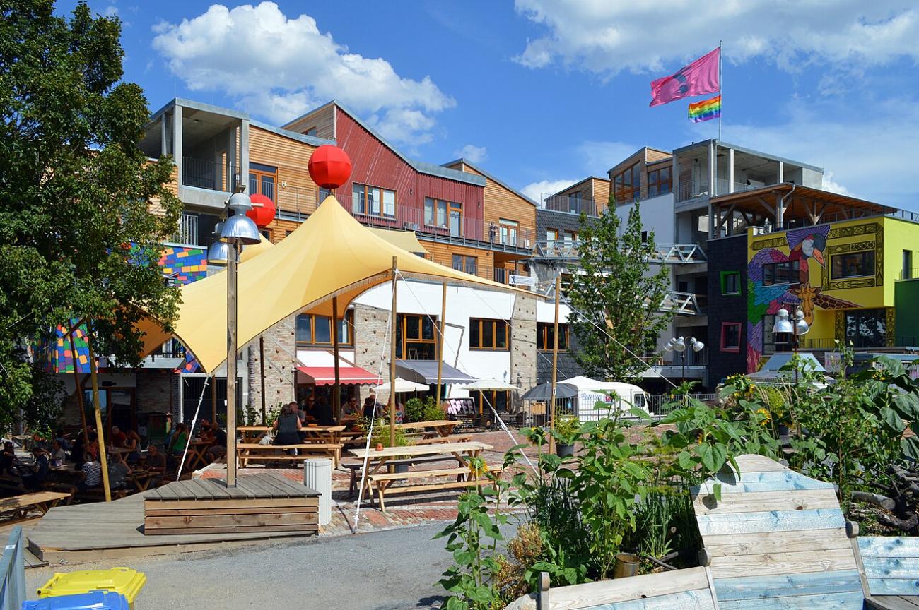 Holzmarkt 25: Ein urbanes Dorf mitten in der Stadt – Kreativ, bunt und anders