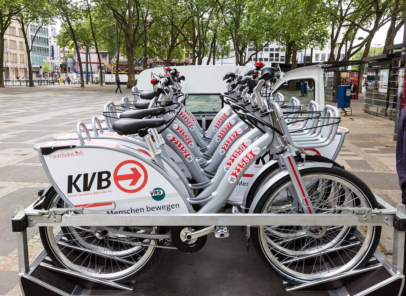 Leihräder und E-Scooter: Die Regeln, die Anbieter und wie du nicht im Rhein landest