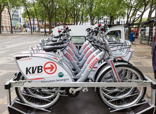 Leihräder und E-Scooter: Die Regeln, die Anbieter und wie du nicht im Rhein landest