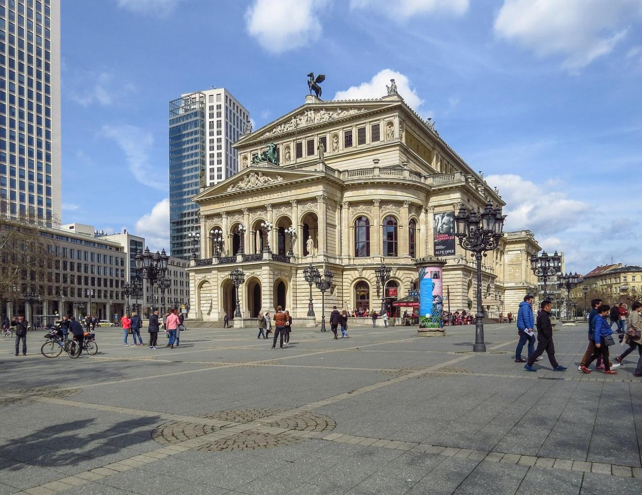 Alte Oper: Vom "schönsten Scheiterhaufen Deutschlands" zum Prachtbau der Kultur