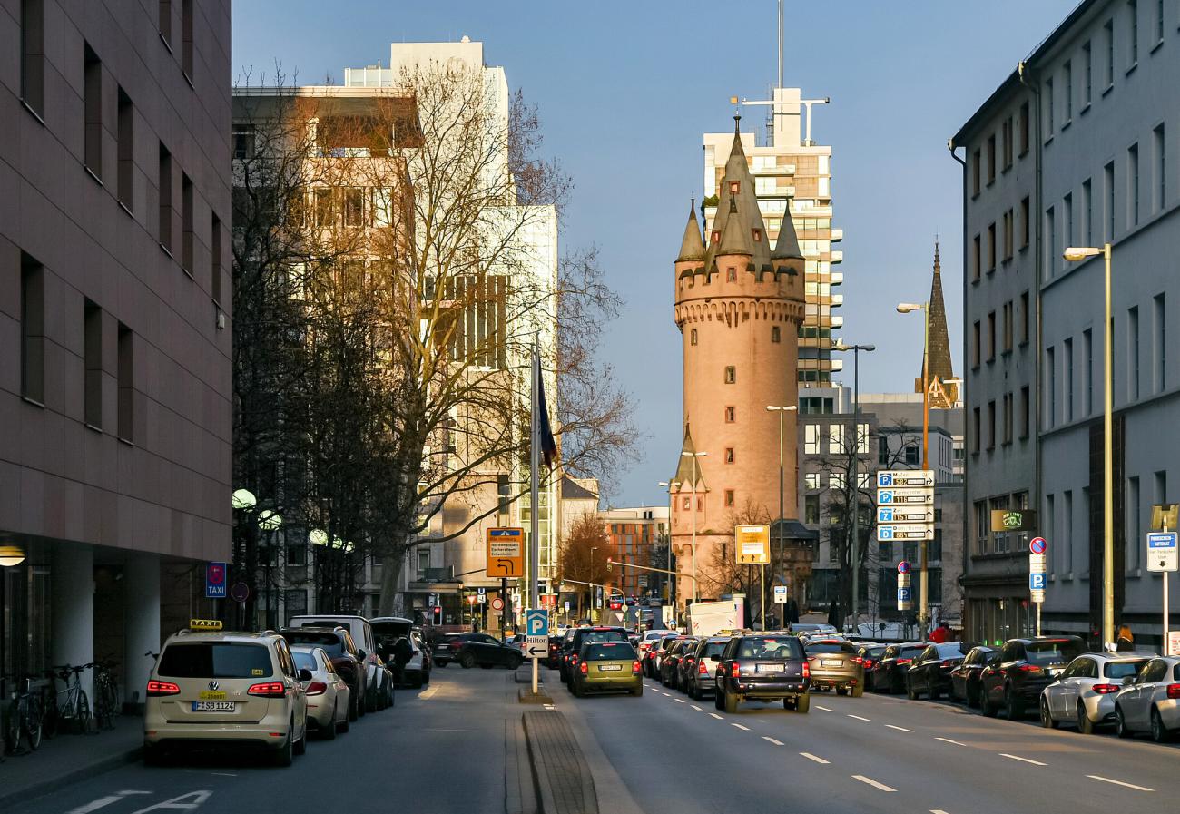 Eschenheimer Turm: Der Gotischer Wächter im Schatten der Bankentürme