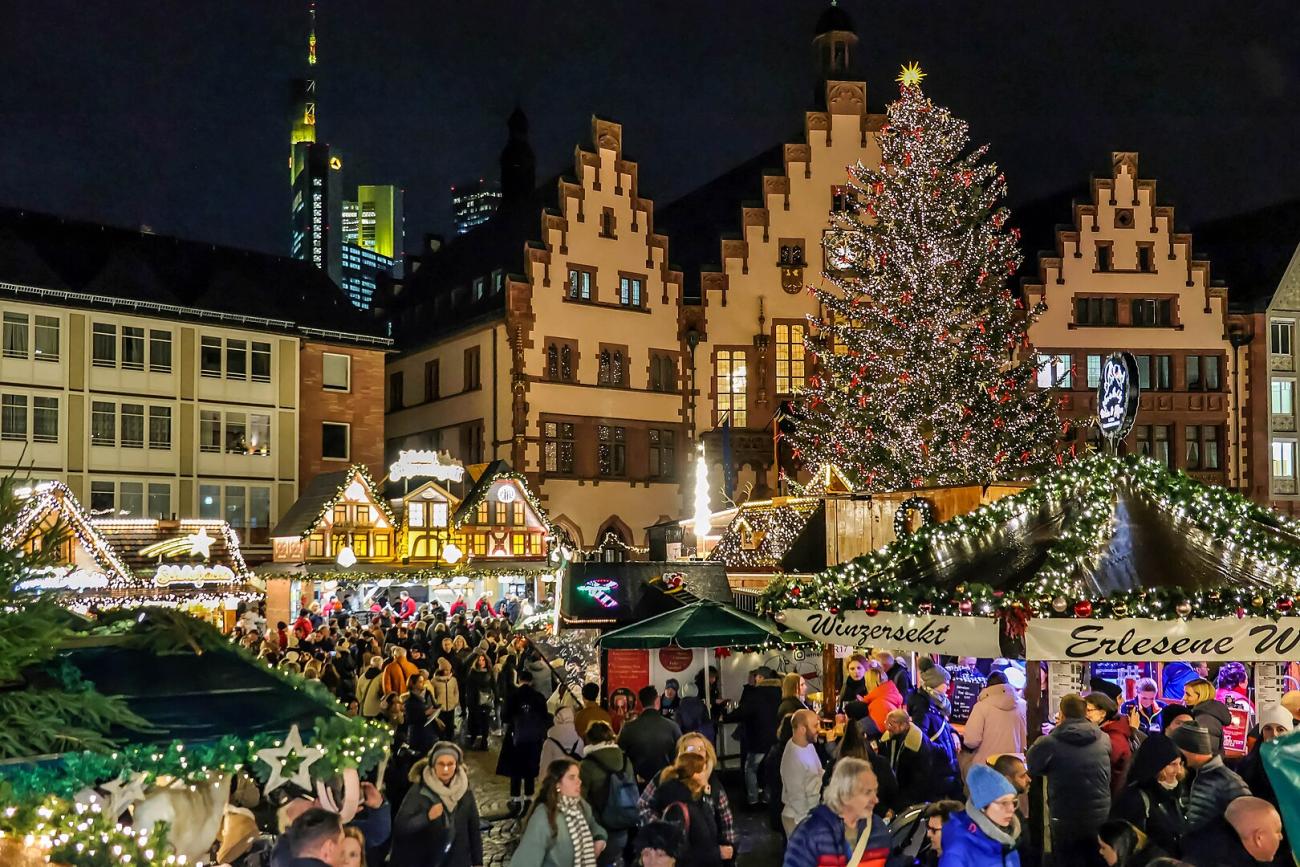 Weihnachtsmarkt in Frankfurt: Heißer Äppler, Mandeln und der riesige Baum am Römer