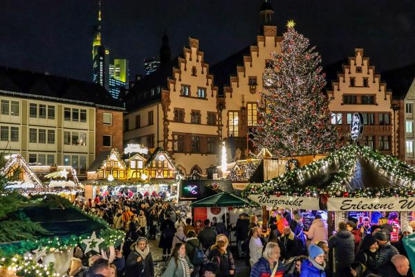 Weihnachtsmarkt in Frankfurt: Heißer Äppler, Mandeln und der riesige Baum am Römer