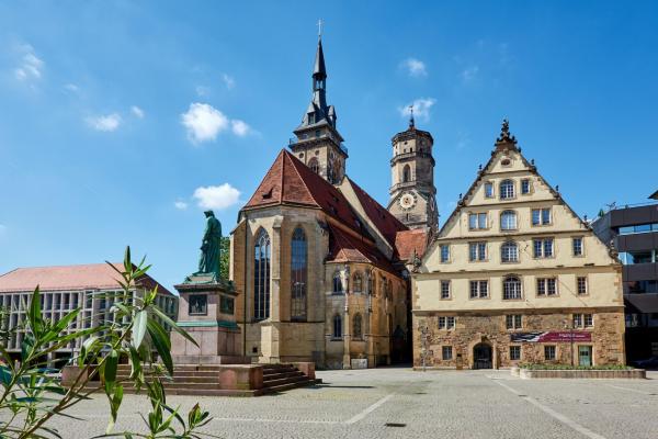 Die Stiftskirche mitten im Kessel: Sandstein, Stolz und schwäbischer Starrsinn