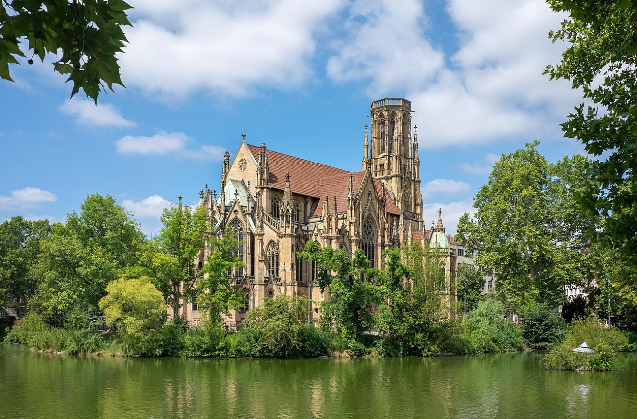 Stuttgarts nasses Juwel: Die Johanneskirche und das blaue Wunder vom Feuersee