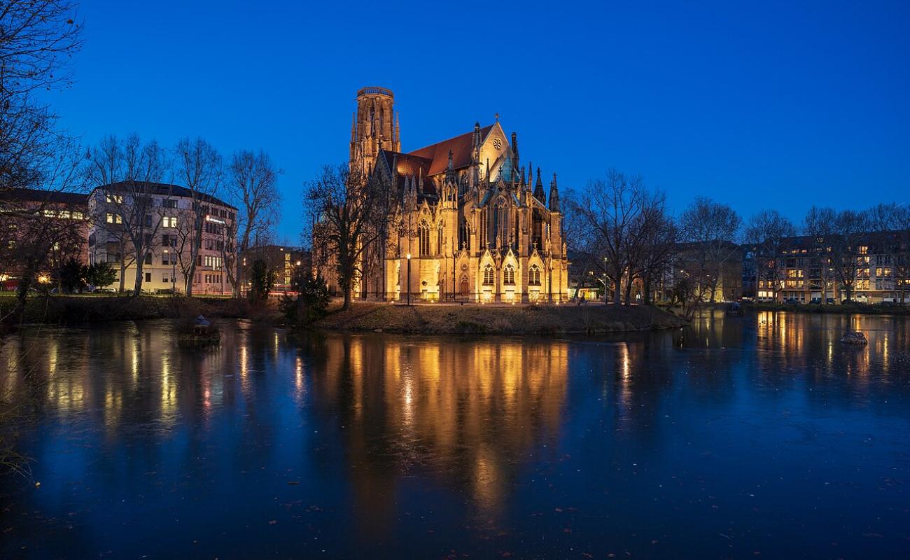 Stuttgarts nasses Juwel: Die Johanneskirche und das blaue Wunder vom Feuersee