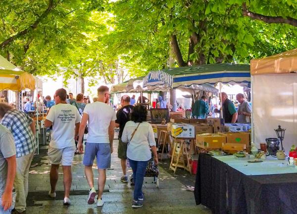 Der Flohmarkt am Karlsplatz: Samstags-Ritual zwischen Kitsch, Kunst und Kuriositäten