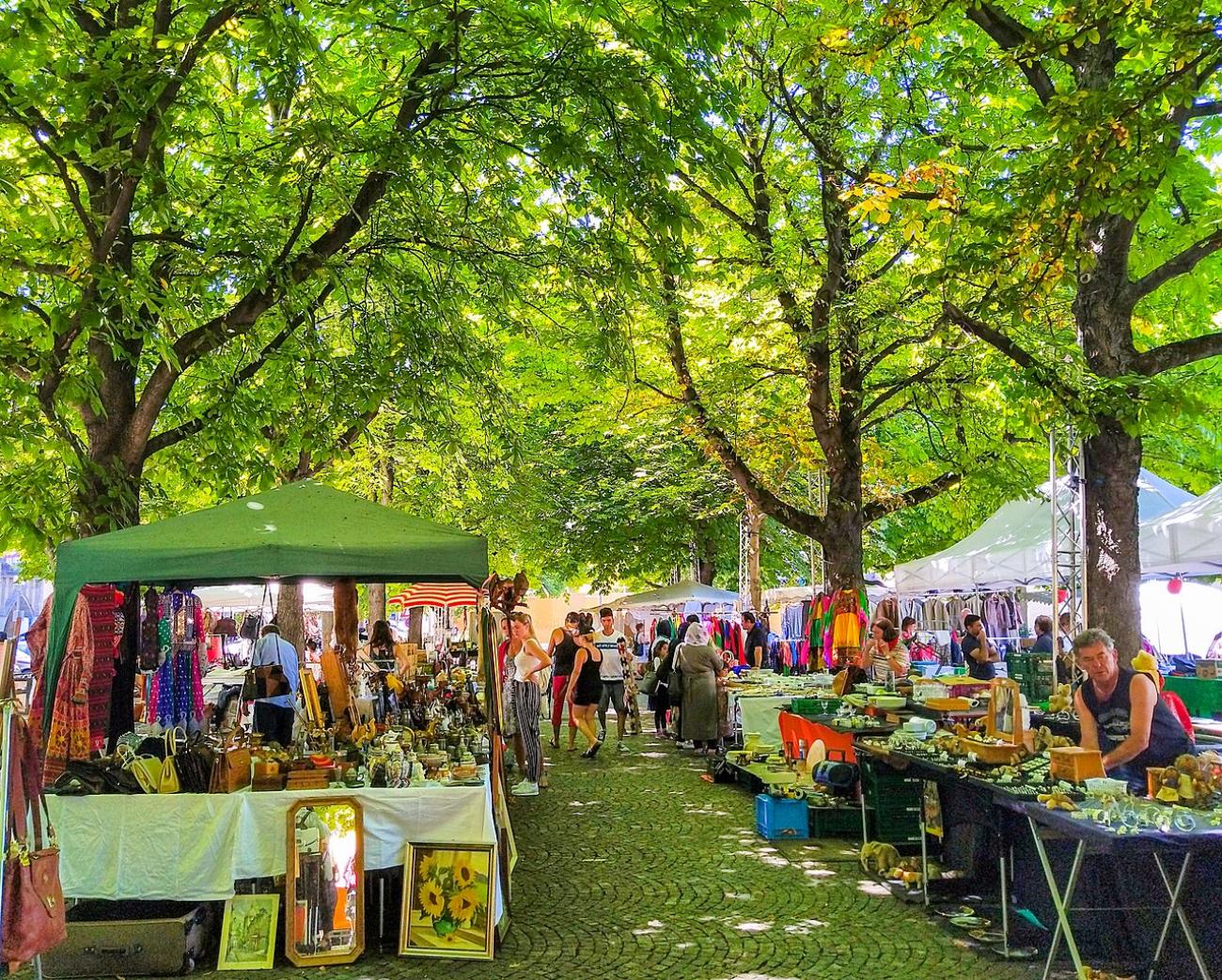 Der Flohmarkt am Karlsplatz: Samstags-Ritual zwischen Kitsch, Kunst und Kuriositäten