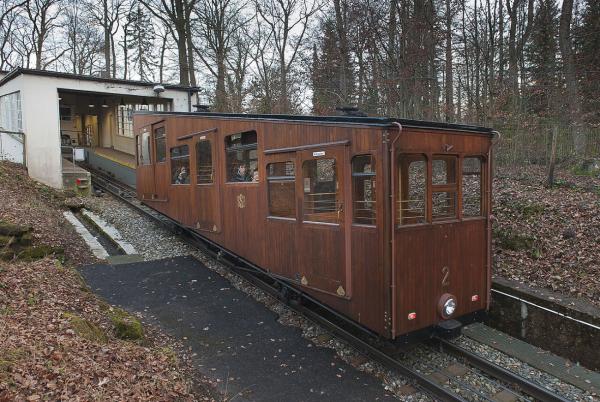 Seilbahn zum Waldfriedhof: Nostalgie pur in den Teakholz-Waggons der Linie 20