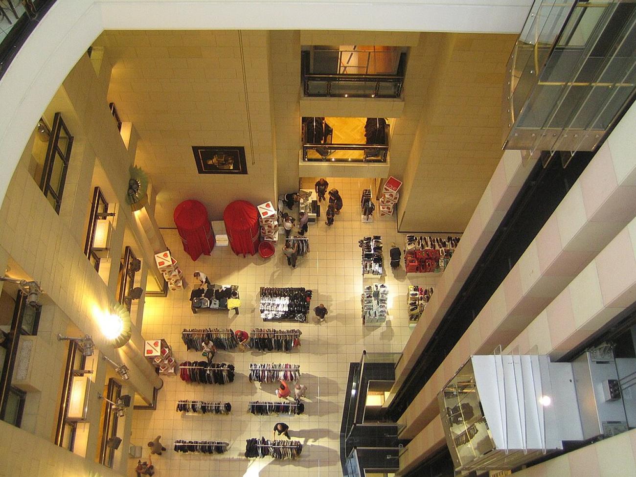 West-Berlin ungeschminkt: Zwischen KaDeWe-Austern und Kudamm-Asphalt