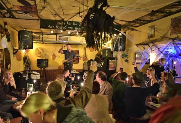 Live-Musik und Pints: Die gemütlichsten Irish Pubs und Live-Schuppen
