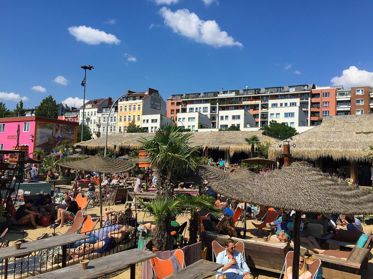 Die 10 besten Strandbars an der Elbe: Füße im Sand und Caipi in der Hand (StrandPauli & Co)