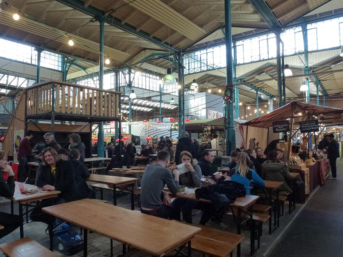 Die Markthalle Neun am Donnerstagabend: Kreuzbergs kulinarischer Hexenkessel