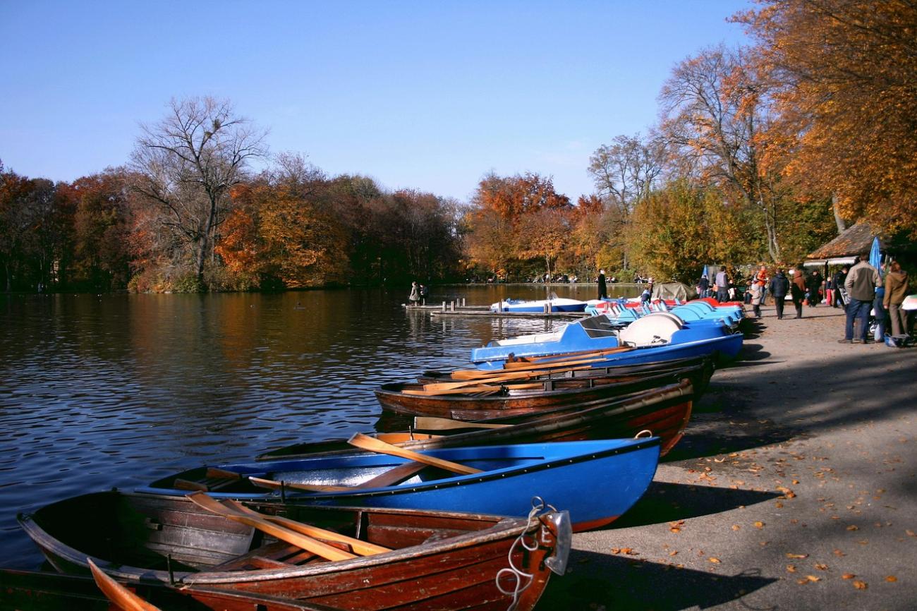 Tretbootfahren auf dem Kleinhesseloher See (und das beste Biergarten-Essen danach)