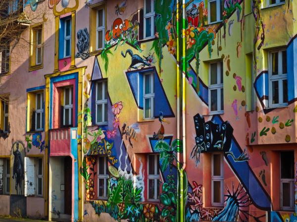 Die Kiefernstraße: Düsseldorfs bunteste (und rebellischste) Straße