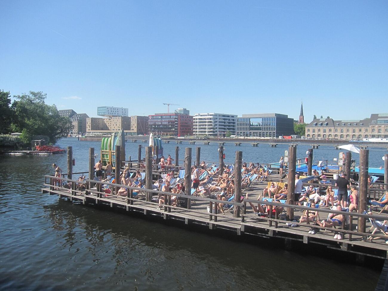 Das Badeschiff: Schwimmen in der Spree (ohne nass von der Spree zu werden)