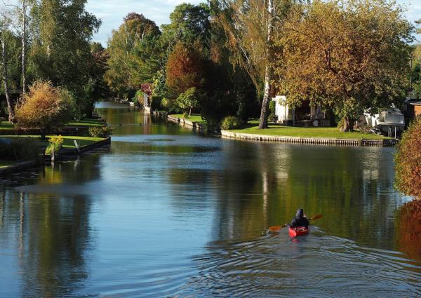 Kanu-Tour durch Neu-Venedig: Paddeln durch die idyllischen Kanäle von Rahnsdorf