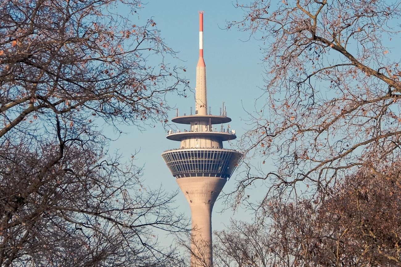 Der Rheinturm: Düsseldorfs höchstes Lichtspielhaus und die größte Dezimaluhr der Welt