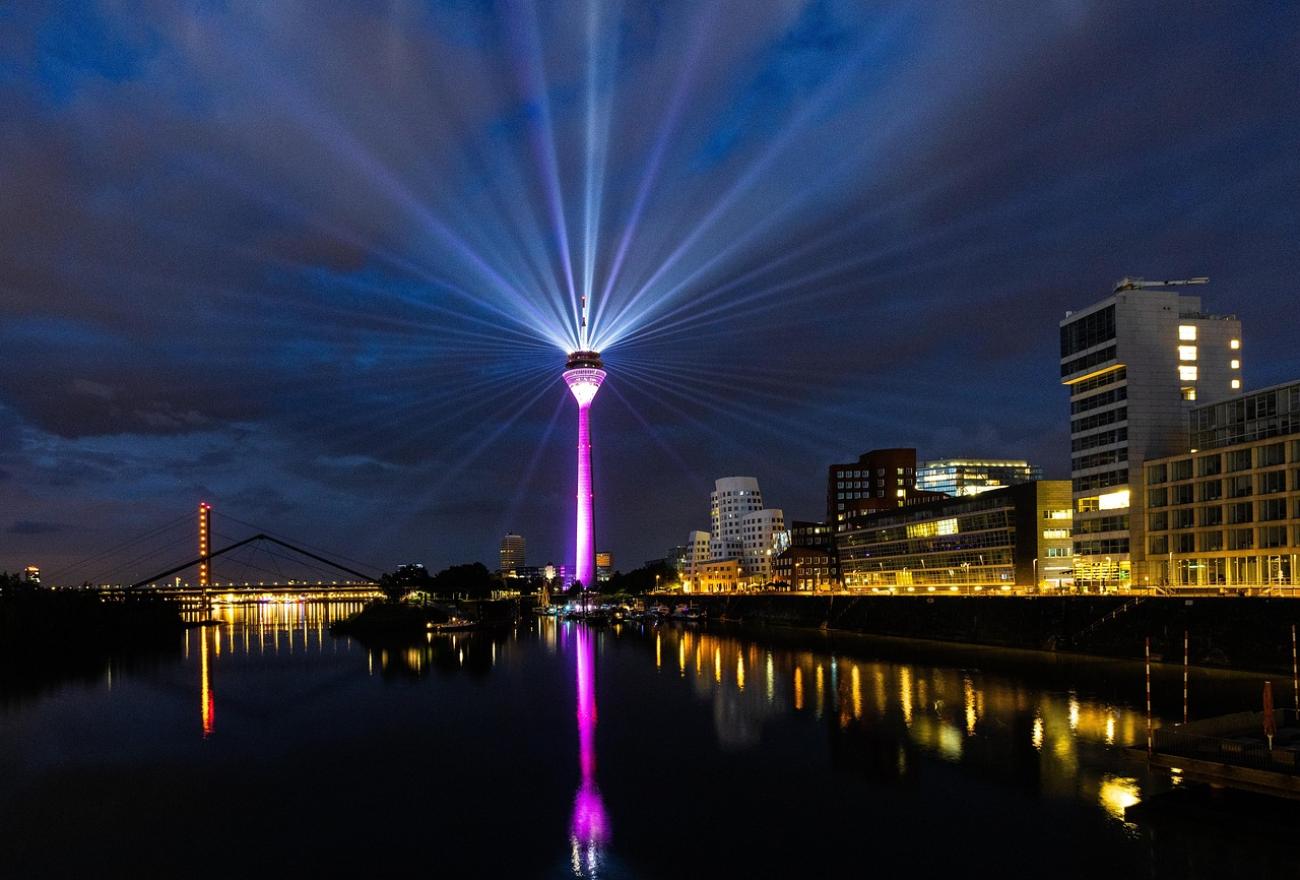 Der Rheinturm: Düsseldorfs höchstes Lichtspielhaus und die größte Dezimaluhr der Welt