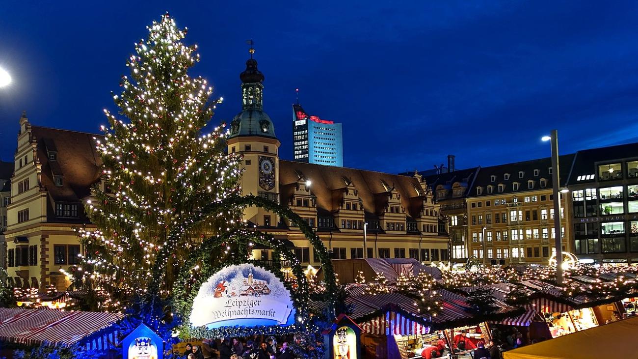 Weihnachtsmarkt-Duell: Tradition am Rathaus vs. alternativer Flair im Felsenkeller