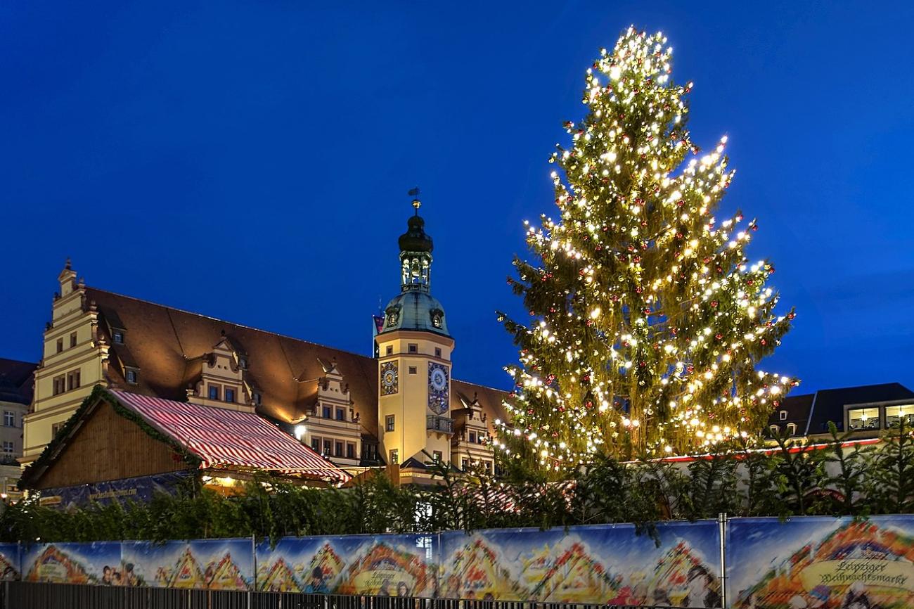 Weihnachtsmarkt-Duell: Tradition am Rathaus vs. alternativer Flair im Felsenkeller