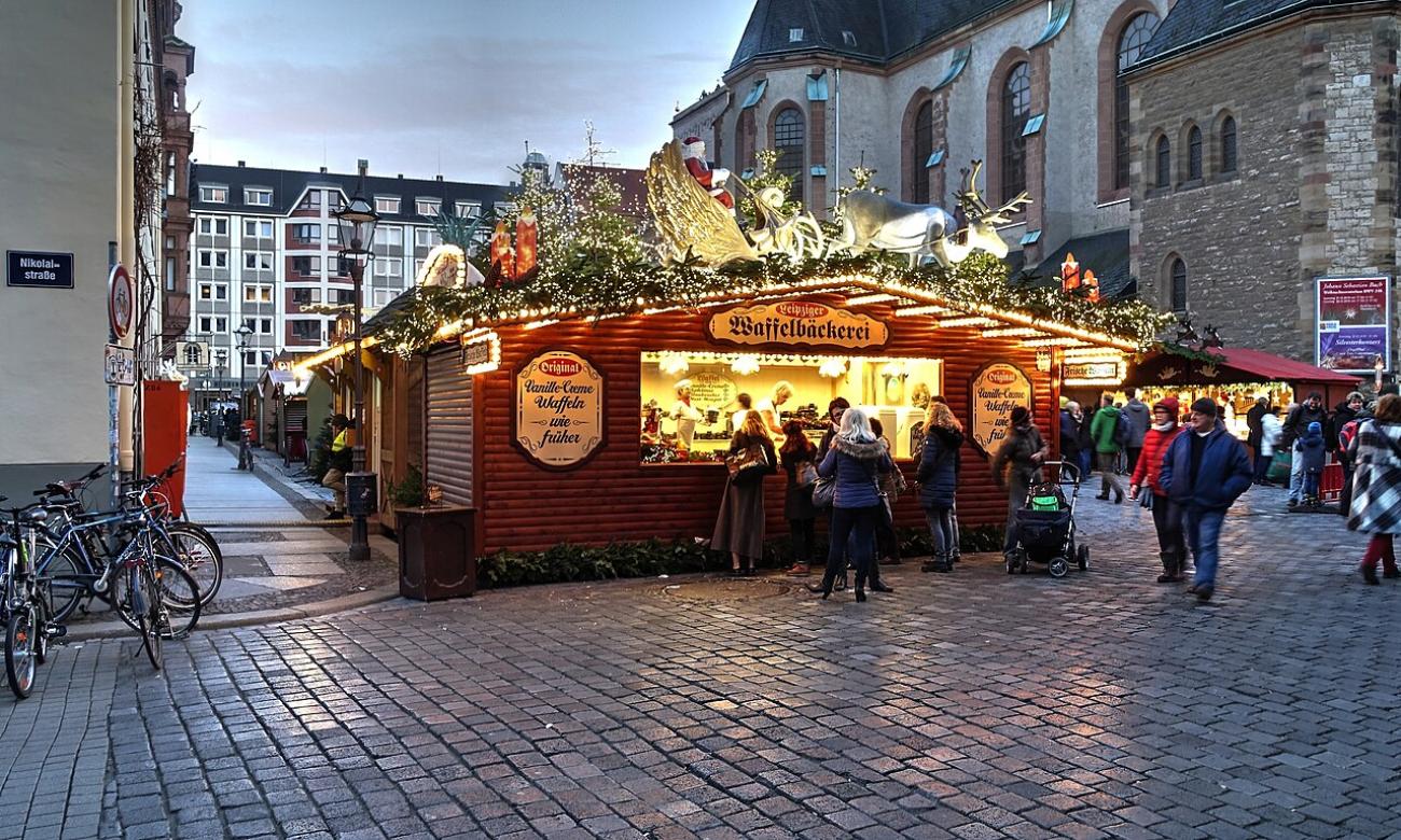 Weihnachtsmarkt-Duell: Tradition am Rathaus vs. alternativer Flair im Felsenkeller