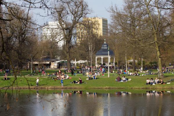 Clara-Zetkin-Park: Leipzigs grünes Wohnzimmer für Picknick und Konzerte