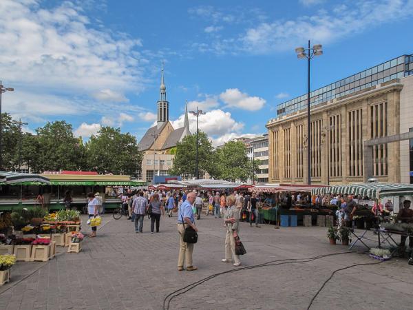 Wochenmarkt am Hansaplatz: Frische Butterkuchen und lokaler Klatsch