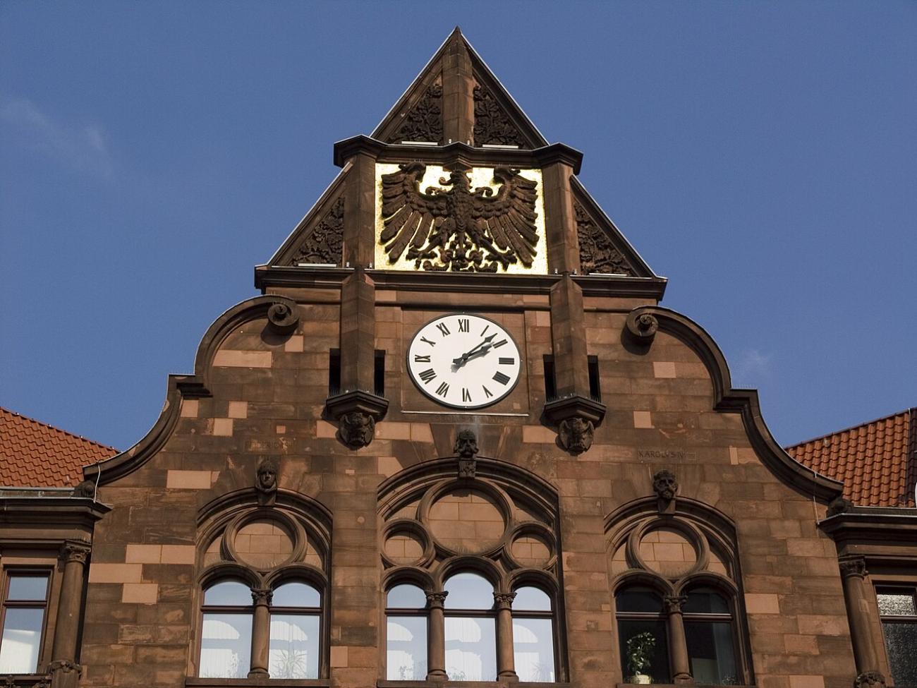 Der Friedensplatz: Wo Geschichte auf das moderne Rathaus-Ensemble trifft