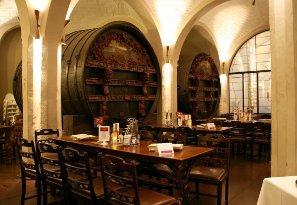 Bremer Ratskeller: Dinieren im UNESCO-Welterbe zwischen jahrhundertealten Weinfässern