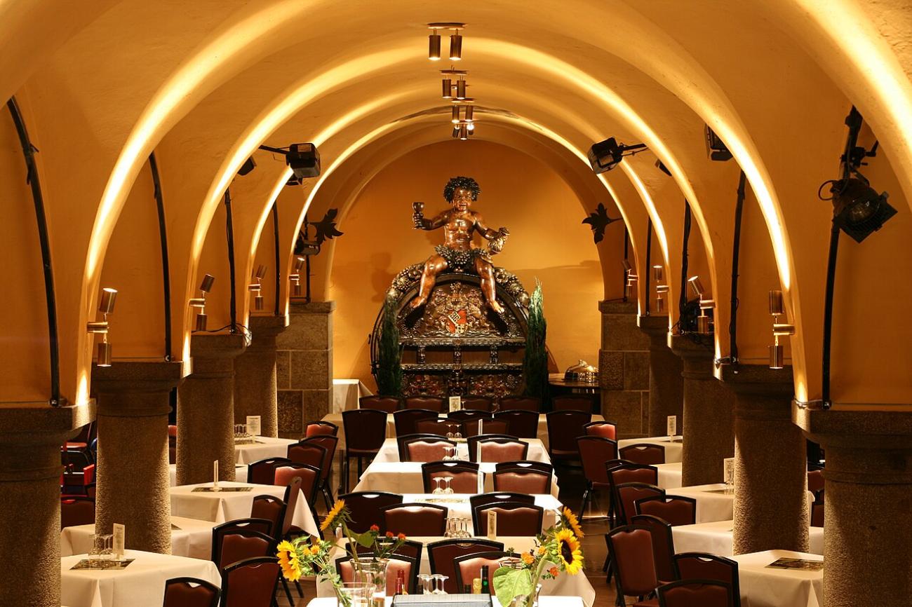 Bremer Ratskeller: Dinieren im UNESCO-Welterbe zwischen jahrhundertealten Weinfässern