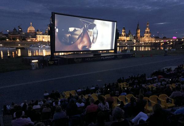 Filmnächte am Elbufer: Das Open-Air-Kino vor der nächtlichen Skyline