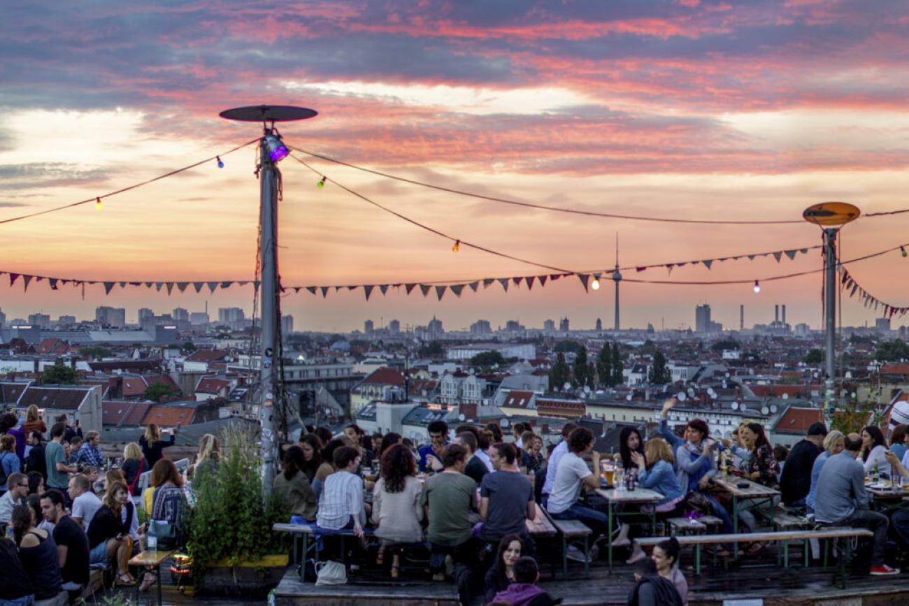 Klunkerkranich: Bier und Sonnenuntergang auf dem coolsten Parkdeck Neuköllns