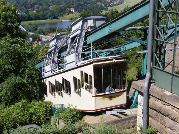 Hoch hinaus: Eine Fahrt mit der historischen Schwebebahn zum Aussichtspunkt