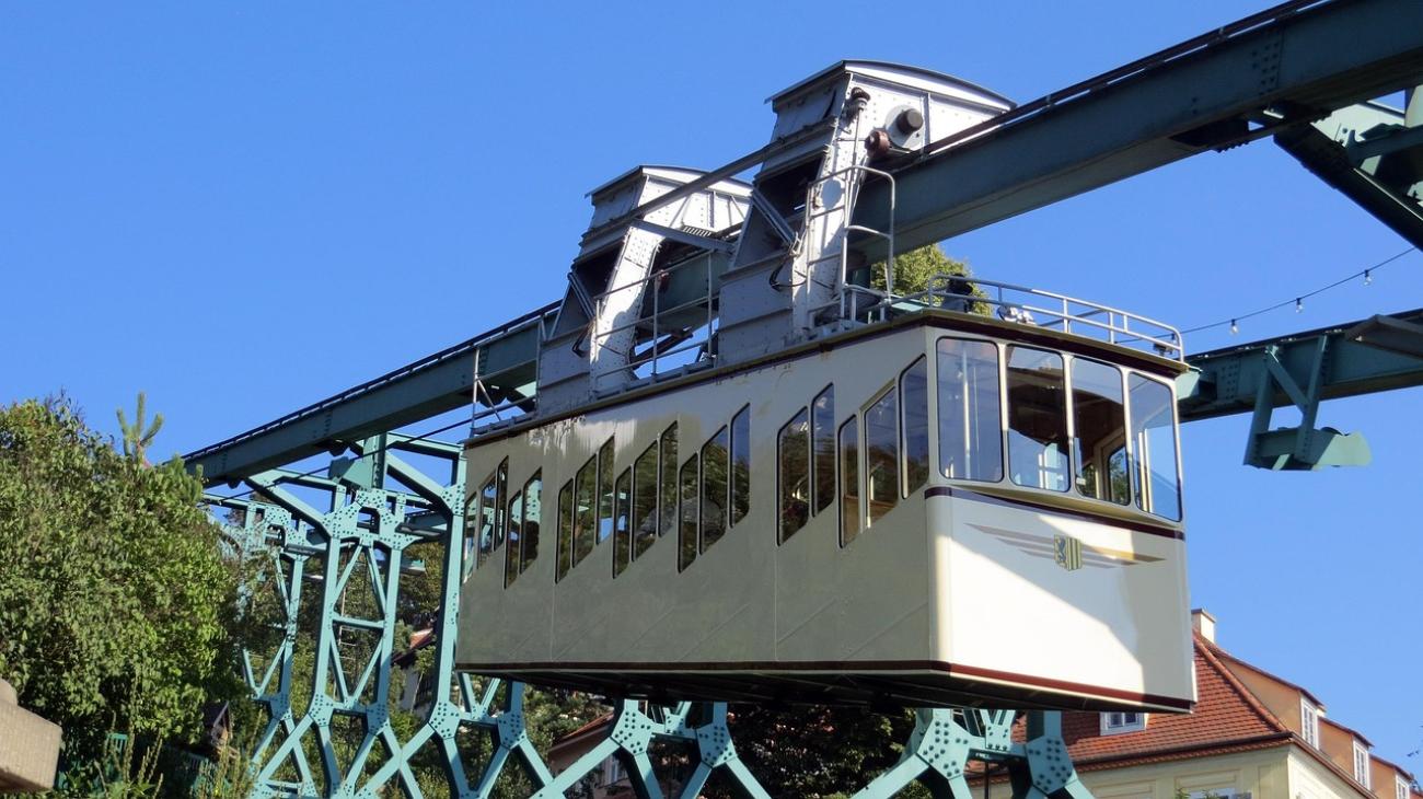 Hoch hinaus: Eine Fahrt mit der historischen Schwebebahn zum Aussichtspunkt