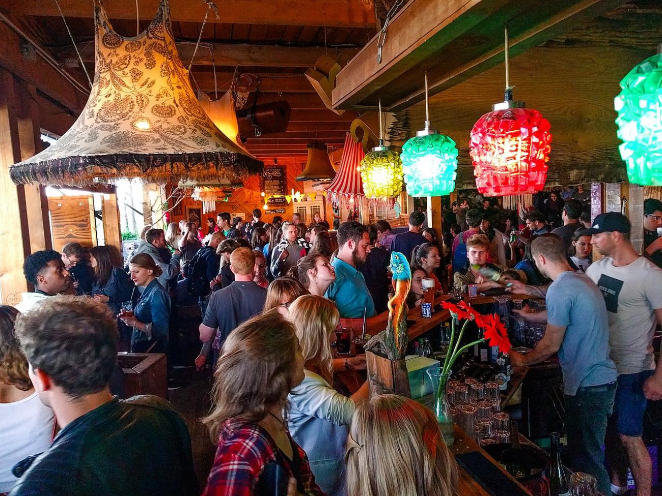 Klunkerkranich: Bier und Sonnenuntergang auf dem coolsten Parkdeck Neuköllns