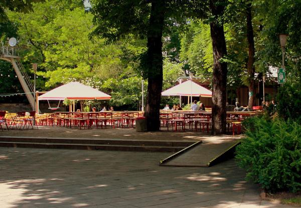 Prosit im Prater Biergarten: Berlins ältester Tresen unter Kastanienbäumen