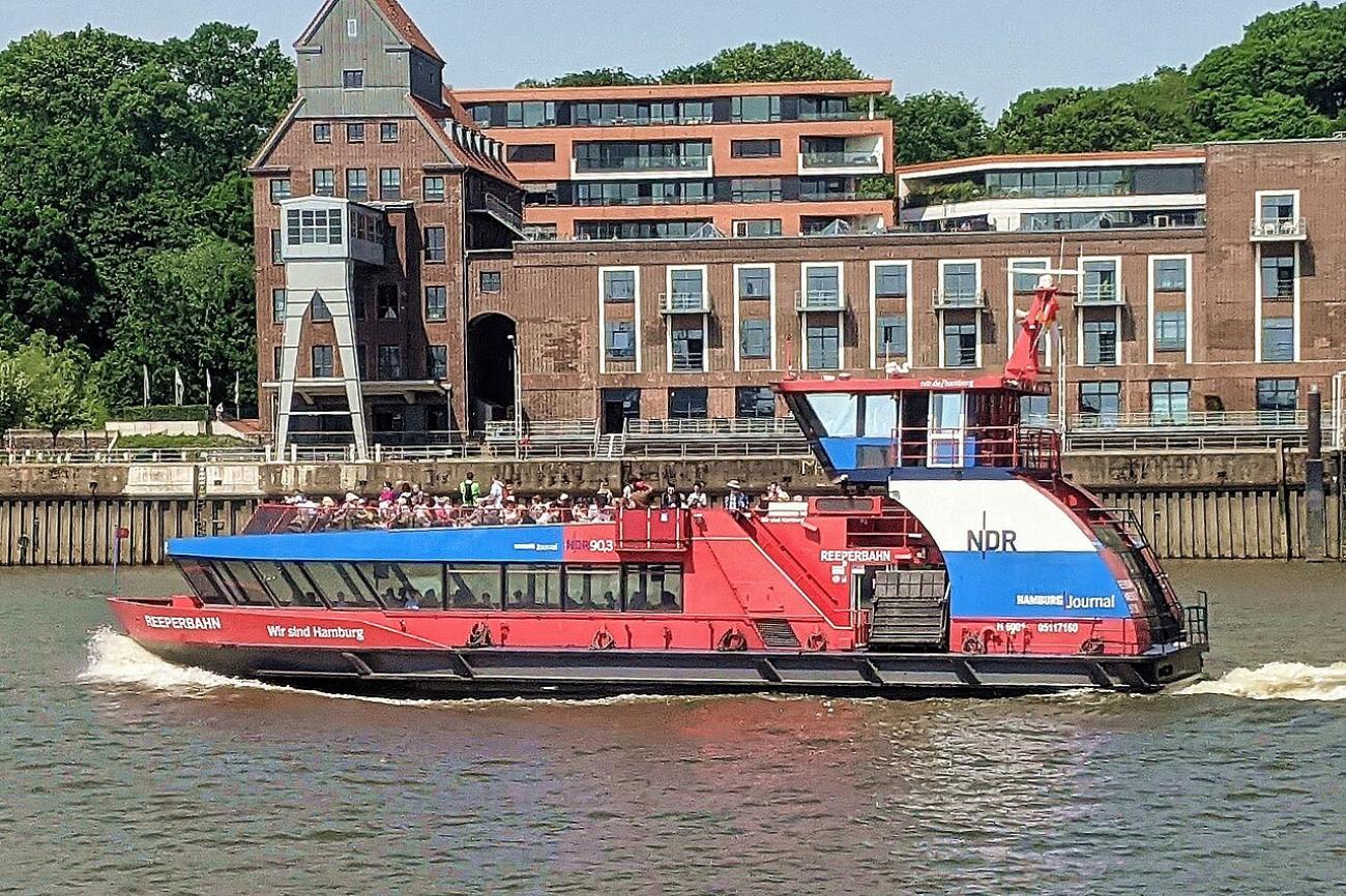 Low-Budget-Kreuzfahrt: Mit der Hafenfähre 62 für kleines Geld durch den Hafen schippern