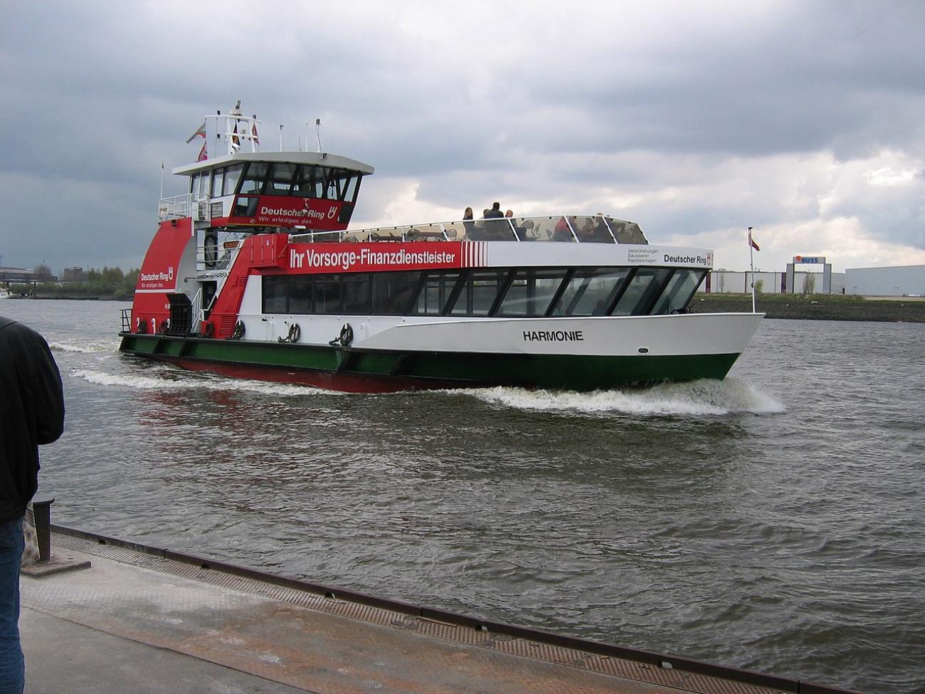 Low-Budget-Kreuzfahrt: Mit der Hafenfähre 62 für kleines Geld durch den Hafen schippern