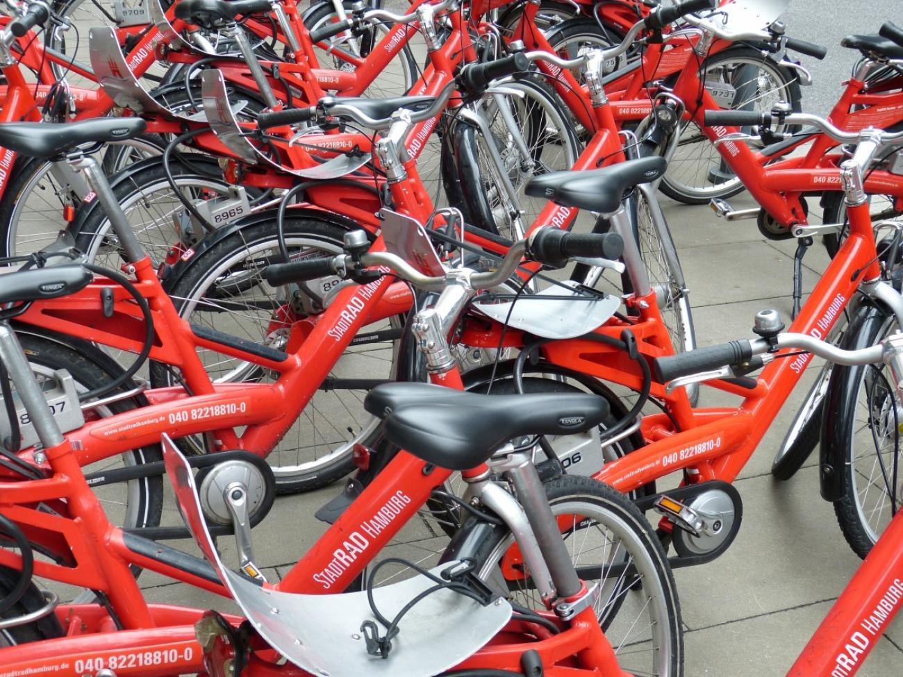 StadtRAD und E-Scooter: Wie du Hamburg flexibel auf zwei Rädern eroberst