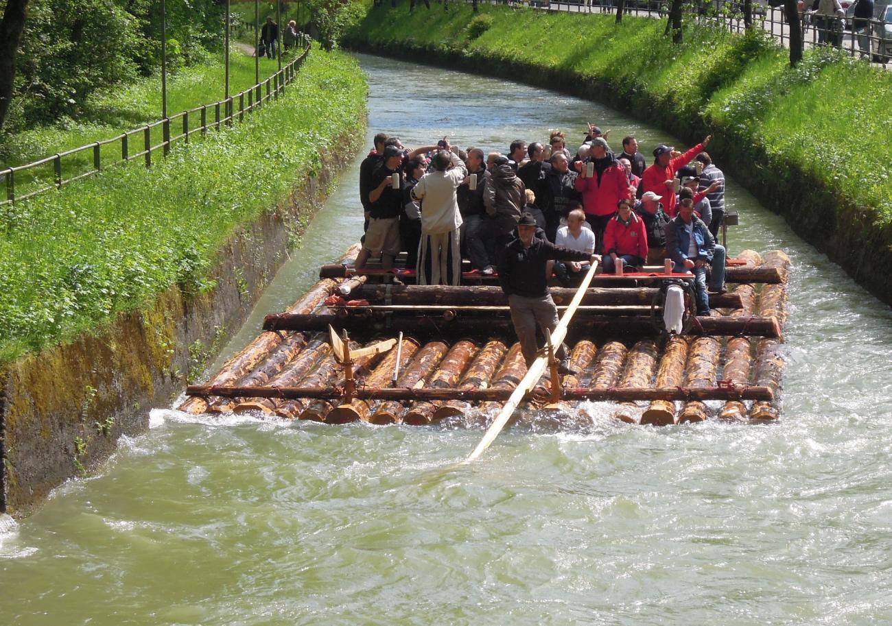 Die legendäre Isar-Floßfahrt: Mit Blasmusik und Bier von Wolfratshausen nach München