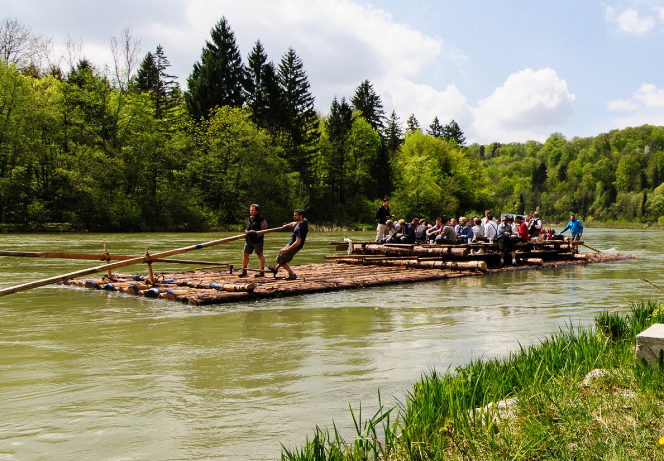 Die legendäre Isar-Floßfahrt: Mit Blasmusik und Bier von Wolfratshausen nach München