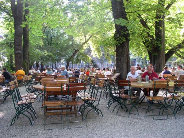 Biergarten-Knigge für Anfänger: So bewegst du dich sicher durch die Sitten und Gebräuche